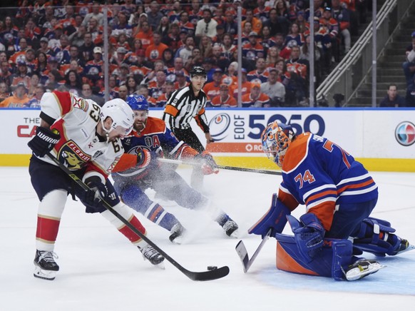 Brad Marchand (à gauche) a inscrit le but en or en deuxième prolongation.