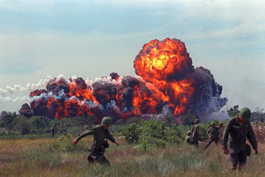 Bombardement au napalm pendant la guerre au Vietnam, 1966.