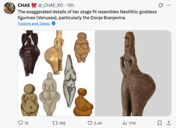 «Les détails exagérés de sa mise en scène ressemblent à des figurines de déesses néolithiques (Vénus), en particulier Donja Branjevina.»