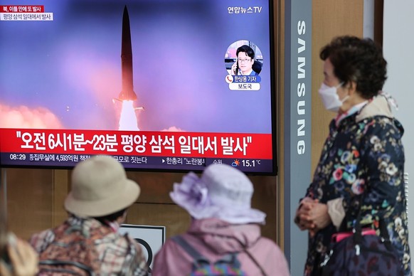 epaselect epa10226109 People watch a TV report at Seoul Station in Seoul, South Korea, 06 October 2022, on North Korea&#039;s firing of two short-range ballistic missiles into the East Sea earlier in  ...