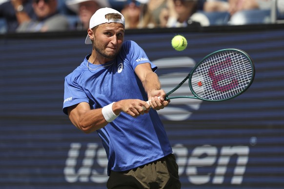 Leandro Riedi, of Switzerland, returns a shot against Alex de Minaur, of Australia, during the fourth round of the US Open tennis championships, Monday, Sept. 1, 2025, in New York. (AP Photo/Heather K ...