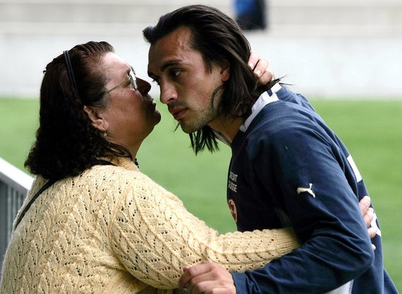 Emine Yakin, links, begruesst ihren Sohn Hakan am Mittwoch, 2. Juni 2004, im Training der Nationalmannschaft auf dem Rankhof in Basel. (KEYSTONE/Markus Stuecklin)