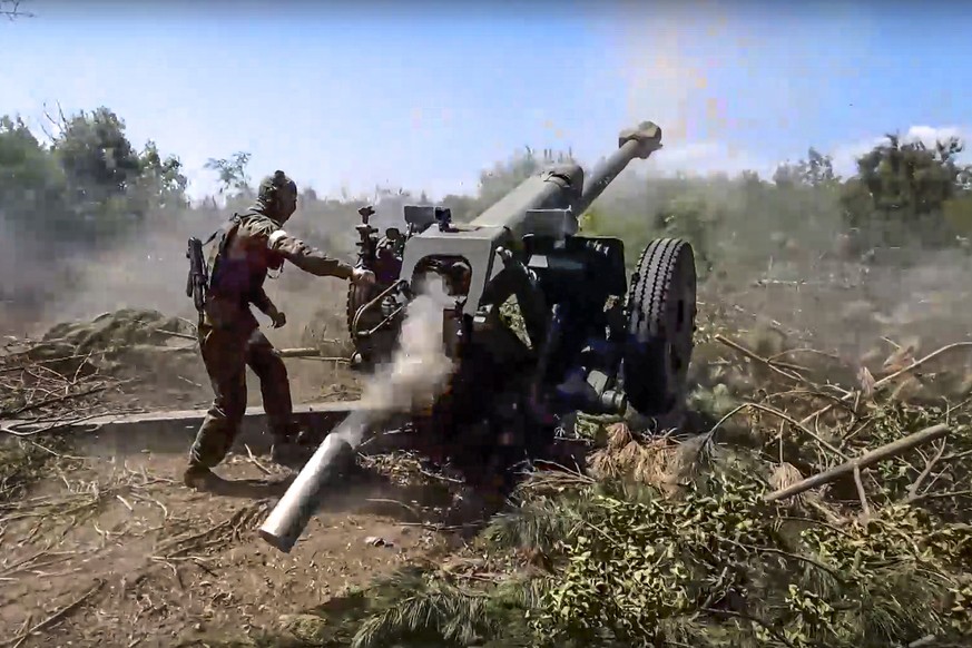 Les troupes russes tirent sur les positions ukrainiennes.