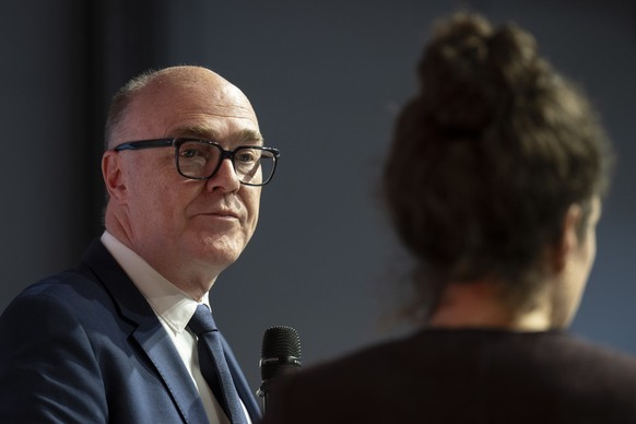 Bundesratskandidat und Regierungsrat Martin Pfister, Mitte-ZG, spricht an einem Podium an der Delegiertenversammlung der Mitte Partei, am Samstag, 22. Februar 2025, in Visp. (KEYSTONE/Peter Schneider)