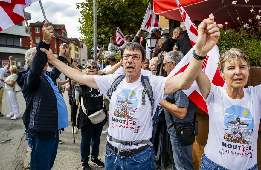 Des sympathisants de Moutier ville jurassienne reagissent en chantant La Rauracienne, a l'occasion des resultats sur le Concordat fixant les modalites du transfert de Moutier dans le canton du Ju ...