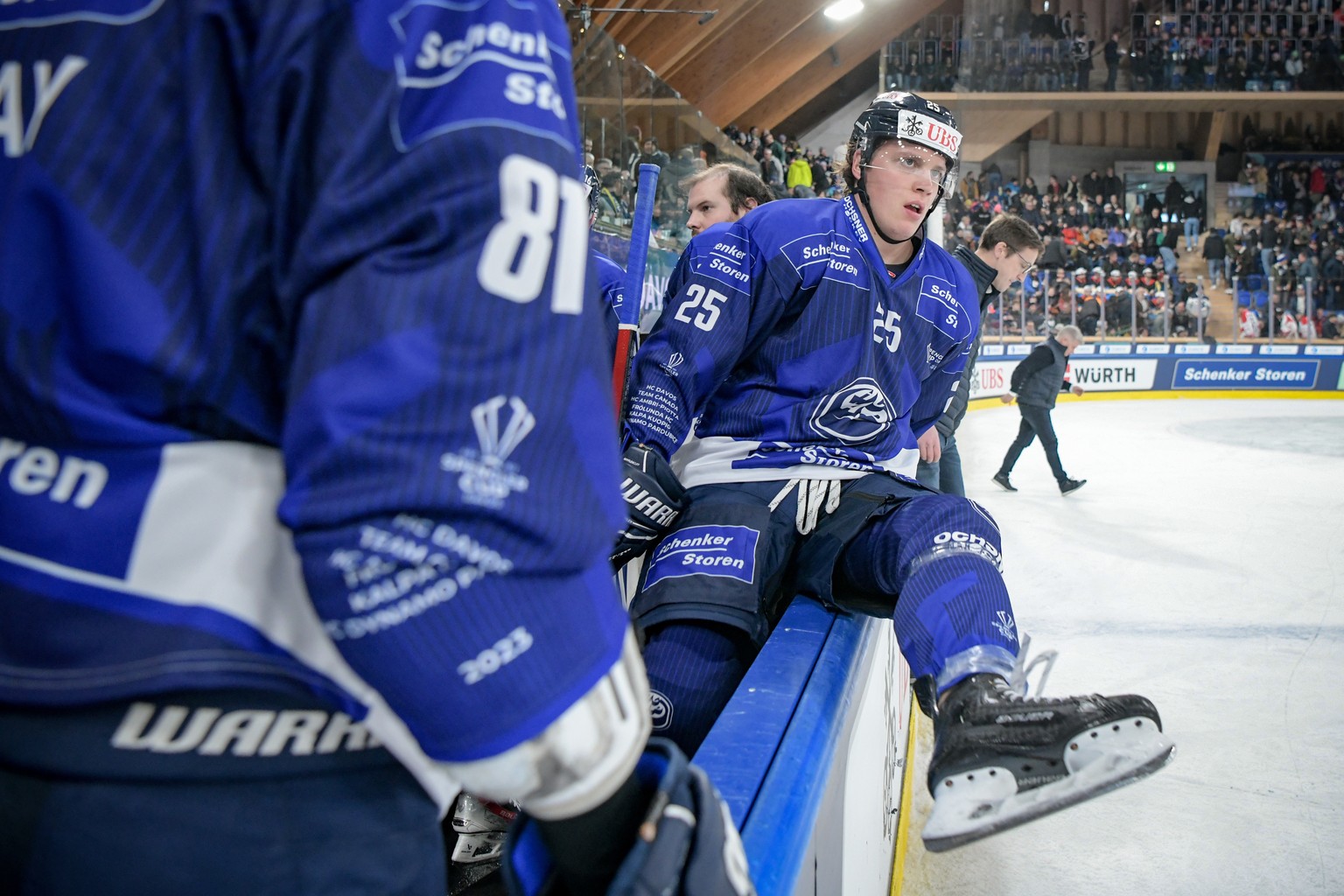 epa11048252 Ambri&#039;s Nando Eggenberger during the match between HC Ambri-Piotta and Frolunda HC at the 95th Spengler Cup ice hockey tournament in Davos, Switzerland, 29 December 2023. EPA/MELANIE  ...