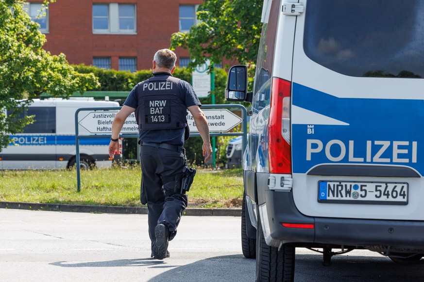 17.06.2025, Nordrhein-Westfalen, Bielefeld: Einsatzfahrzeuge der Polizei stehen vor der Justizvollzugsanstalt Bielefeld-Senne. Ein Straftäter ist aus der JVA entwichen. Der 39-Jährige, dem in Bielefel ...