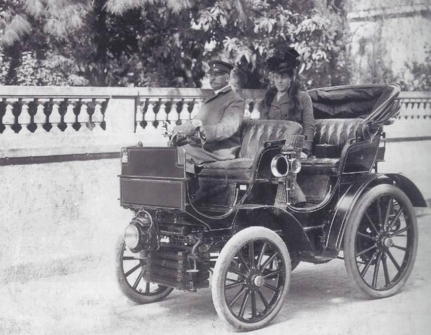 Hélène de Pourtalès et son mari Hermann à Cannes, fin XIXème siècle.
https://guydepourtales.ch/