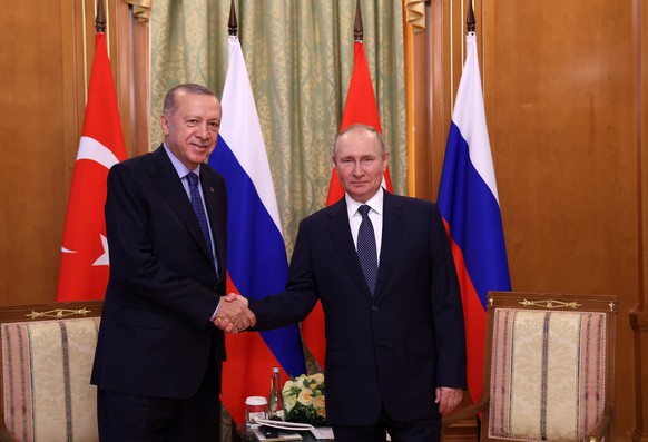 epa10107203 Russian President Vladimir Putin (R) shakes hand with Turkey&#039;s President Recep Tayyip Erdogan during a meeting in Sochi, Russia, 05 August 2022. EPA/VYACHESLAV PROKOFYEV / SPUTNIK / K ...