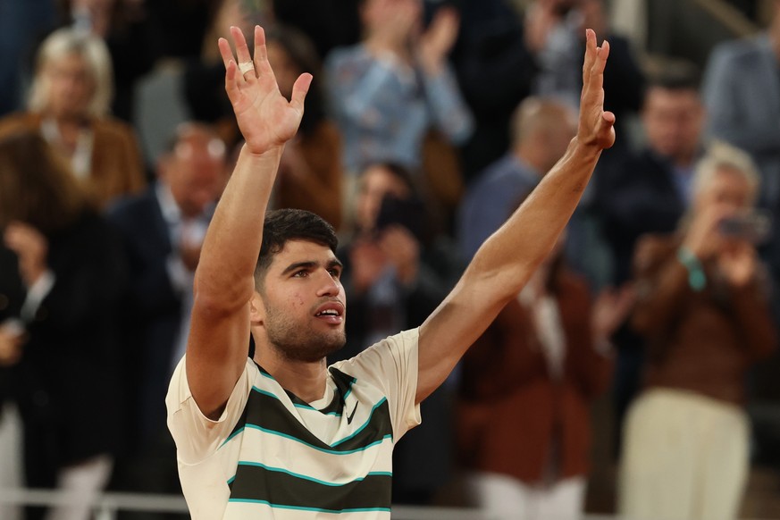 epa12153787 Carlos Alcaraz of Spain celebrates after winning the Men&#039;s quarterfinals match against Tommy Paul of the USA at the French Open Grand Slam tennis tournament at Roland Garros in Paris, ...