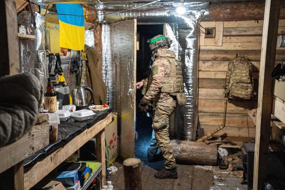 Ukraine, région d'Izium, l'équipe de secours quitte le bunker pour aller secourir un blessé au front.