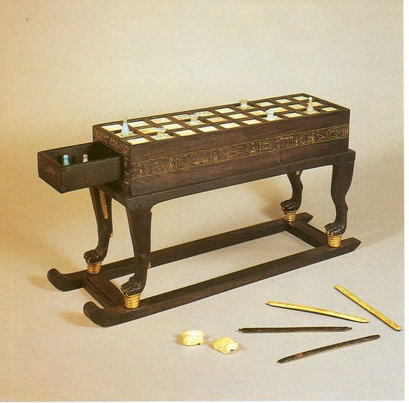 Foto des Spielbretts/-tisches aus dem Grabe von Tutankhamun, KV62. Heute im Ägyptischen Museum, Kairo, JE 62058, H: 20,2, B:16, L:55 cm; Ebenholz, vergoldet und mit Elfenbein eingelegt.