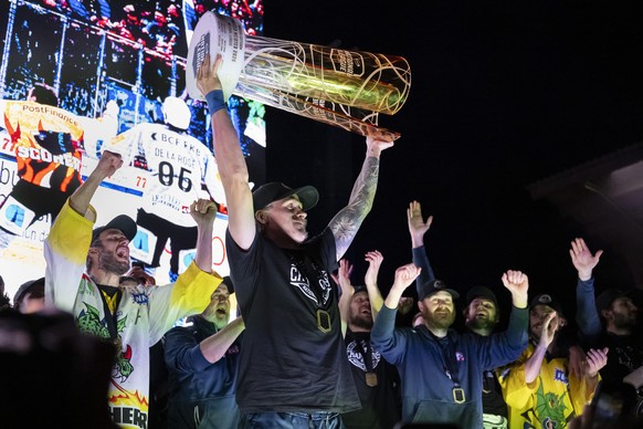 Marcus Soerensen souleve la coupe devant ses coequipiers lors de la celebration de leur premier titre de l'histoire du club avec leurs supporters, apres leur victoire (3-2 a. p. ) contre le HC Da ...