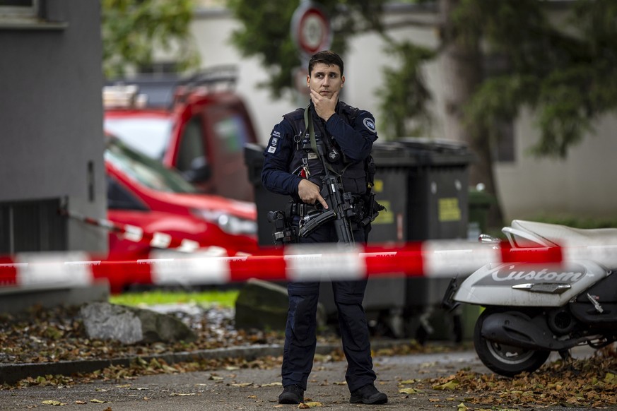 Einsatzkraefte der Polizei bei einem Einsatz in der naehe des Berninaplatzes in Zuerich Oerlikon, am Dienstag, 1. Oktober 2024.(KEYSTONE/Michael Buholzer)