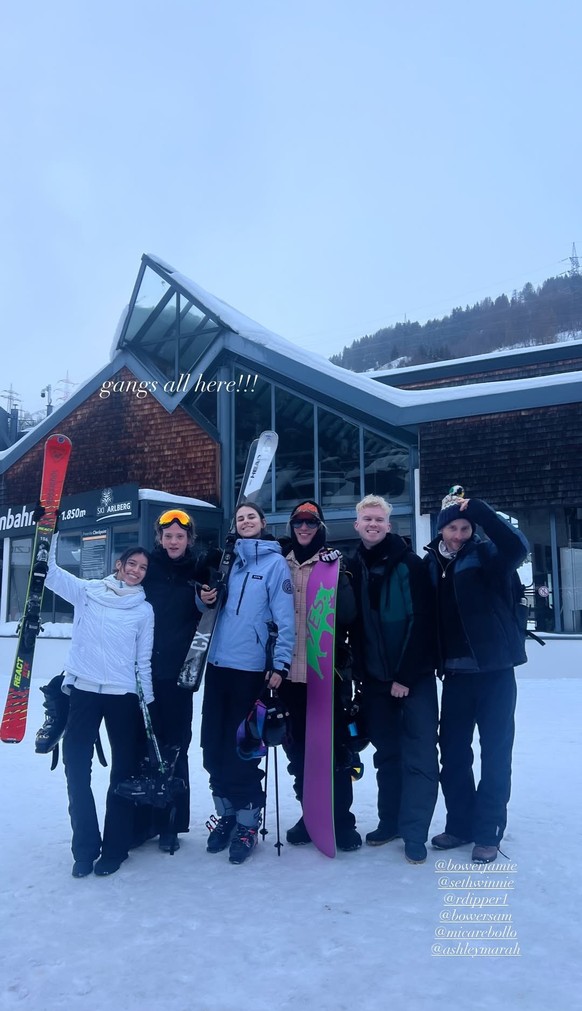 Jamie et son snowboard violet.