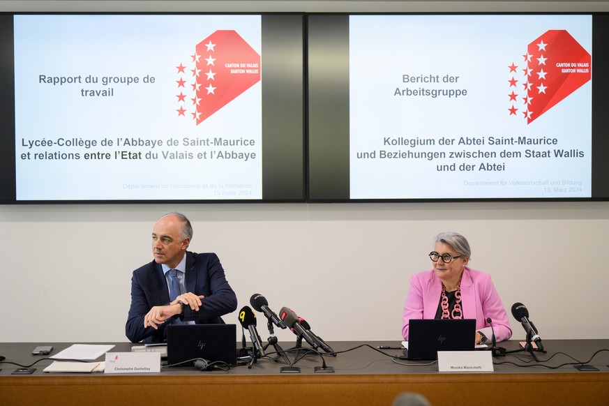 Le conseiller d&#039;Etat valaisan Christophe Darbellay, gauche, et Monika Maire-Hefti, droite, Presidente du Groupe de travail parlent lors d&#039;une conference de presse de presentation du rapport  ...