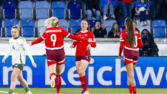 La joie des Suissesses après le 2-0 de Fölmli (de face)