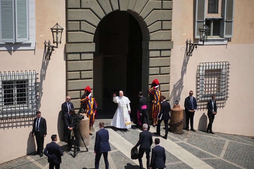 Le pape Léon 14 accueille les fidèles venus prier à Rome.