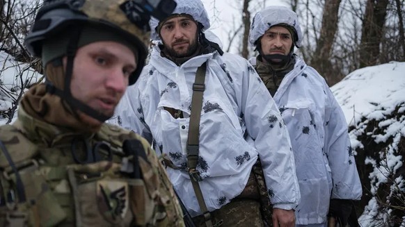 Des soldats ukrainiens dans une tranchée près de Marinka, dans la région de Donetsk.
