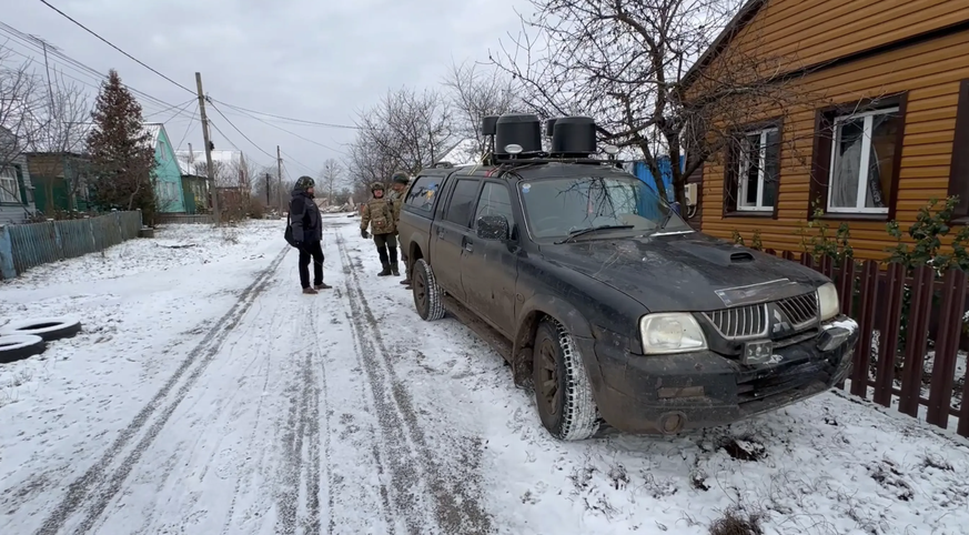 Bien que nous voyagions à Koursk dans un véhicule militaire ukrainien, les gardes-frontières nous signalent.