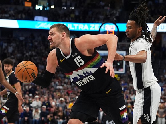 Nikola Jokic (15) a brillé samedi face aux Spurs