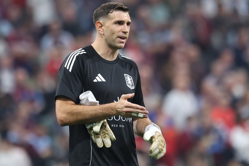 epa12978934 Goalkeeper Emiliano Martinez of Aston Villa warms up before the UEFA Europa League final between SC Freiburg and Aston Villa in Istanbul, Turkey, 20 May 2026. EPA/GEORGI LICOVSKI
