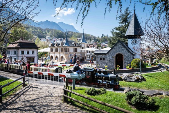 Petit tour en train à travers l’univers miniature du Swiss Vapeur Parc.