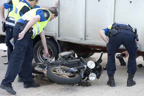 Des policiers de la Police Cantonale Vaudoise observent les restes d&#039;une moto apres un accident mortel ce dimanche 1er mai 2011 sur la route cantonale entre Cheseaux et Sullens, Vaud. Un motard e ...