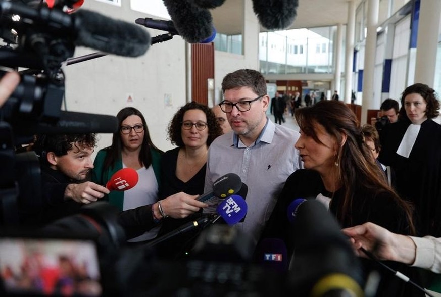 Les parents d’Evaëlle et leur avocate, Delphine Meillet, lors de l’audience d’ouverture, au palais de justice de Pontoise, le 10 mars 2025.