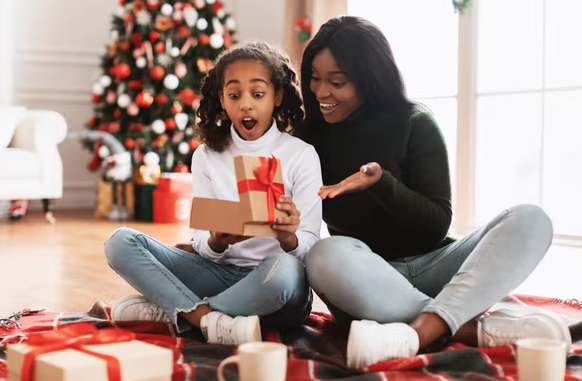 Au-delà de 8 ans, les enfants ne croient plus au Père Noël mais ils aiment perpétuer le rituel.