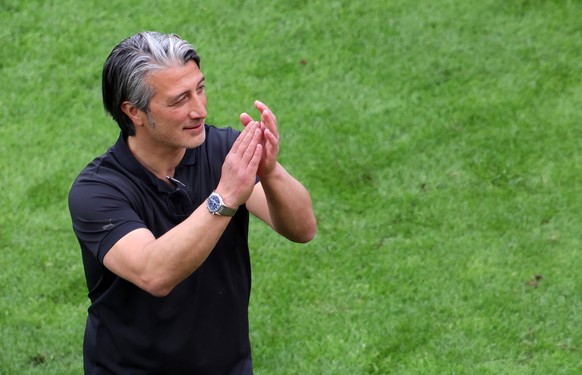 epa11412442 Switzerland head coach Murat Yakin applauds to fans after winning the UEFA EURO 2024 group A match between Hungary and Switzerland in Cologne, Germany, 15 June 2024. EPA/OLIVIER MATTHYS