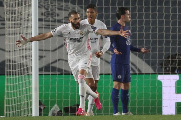 epa09164156 Madrid&#039;s striker Karim Benzema (C) celebrates after scoring the 1-1 tie during the UEFA Champions League semifinal first leg soccer match between Real Madrid CF and Chelsea FC at Alfr ...