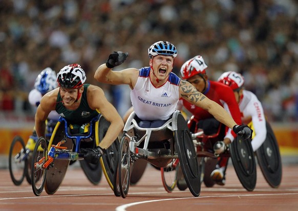 David Weir (en blanc) s'adjugeant l'or juste devant Kurt Fearnley (à gauche).