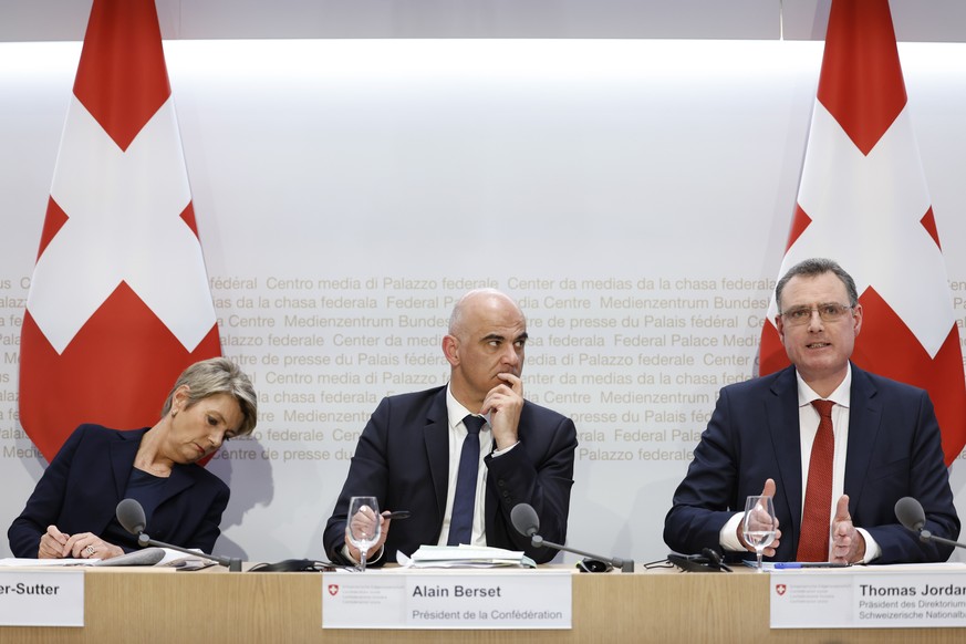 Thomas J. Jordan, Chairman Swiss National Bank, right, speaks beside Swiss Federal President Alain Berset, center, and Swiss Finance Minister Karin Keller-Sutter, during a press conference, on Sunday, ...