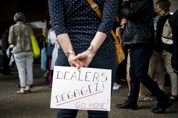 Un personne tenant une pancarte avec l&#039;inscription &quot;Dealers Degagez, Go Home!&quot; lors d&#039;une manifestation citoyenne contre le deal de rue, mercredi 30 mai 2018, sur l&#039;esplanade  ...