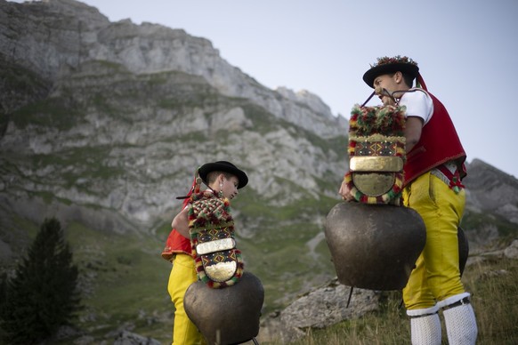 Sennen mit Schellen bei der Alpabfahrt (Alpabzug) der Familie Pfaendler von der Potersalp unter dem Saentis, am Samstag, 19. August 2023, in Schwende-Ruete. Die Familie nimmt nach dem Alpsommer mit Ge ...
