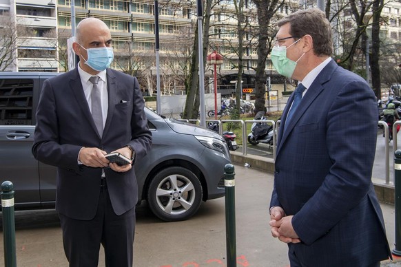 Le conseiller federal Alain Berset, gauche, discute avec Mauro Poggia, droite, conseiller d&#039;Etat, charge du departement de la securite, de l&#039;emploi et de la sante (DSES), lors de la visite d ...