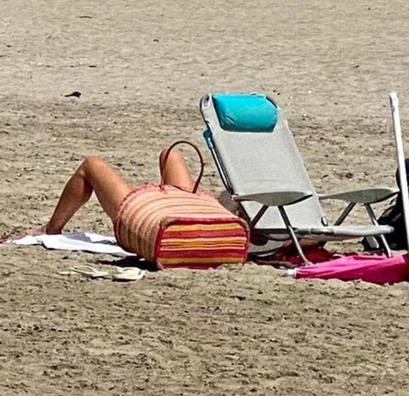 Optische Täuschung: Frau liegt in Strandtasche