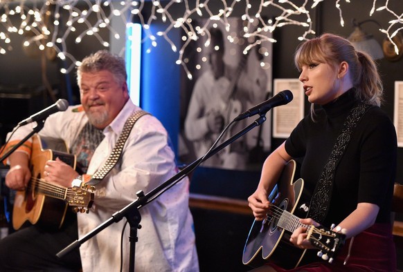 Taylor Swift, ici lors de sa deuxième performance au Bluebird café, lors d'un concert surprise.