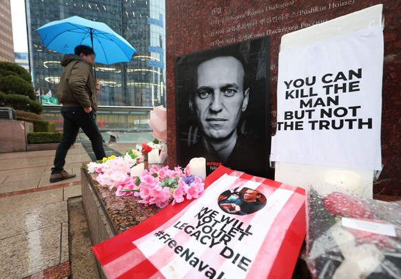 epa11167421 Tributes to late Russian opposition leader Alexei Navalny in front of a monument carrying a work of the late Russian poet Alexander Pushkin, in Seoul, South Korea, 20 February 2024. EPA/YO ...