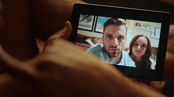 Sam et Nia sont un couple de youtubeurs, ils partagent des vidéos de leur «vie parfaite».