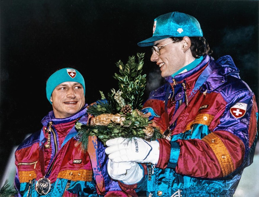 Am 20. Februar 1994, waehrend den den Olympischen Spielen von Lillehammer, holen sich die Schweizer Reto Goetschi, links, und Guido Acklin, rechts, die Silbermedaille im Zweierbob. Die Goldmedaille ge ...