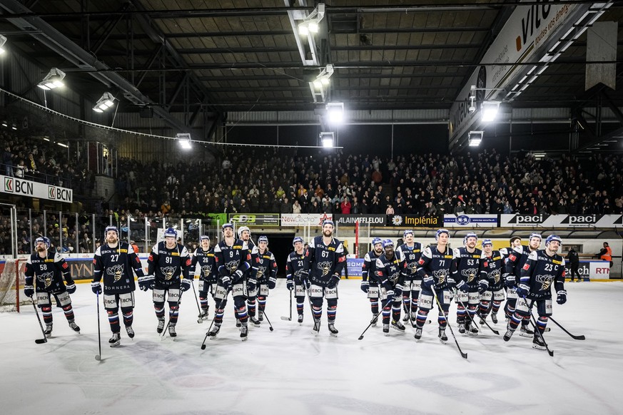 Les joueurs neuchatelois celebrent leur victoire apres le deuxieme match de barrage promotion-relegation de National League/Swiss League de hockey sur glace entre le HC La Chaux-de-Fonds (HCC) et le H ...