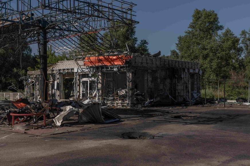 Cette photo montre une station-service détruite lors d'une frappe aérienne russe dans la région de Kharkiv, à l'est du pays, le 30 juillet 2026.