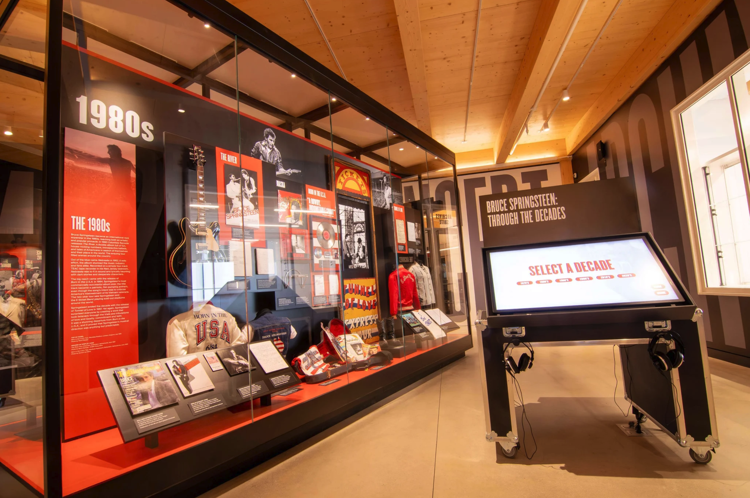 Le musée abrite plus de 47 000 objets, dont des instruments de Louis Armstrong et John Coltrane ou des costumes de scène d'Aretha Franklin et Frank Sinatra.