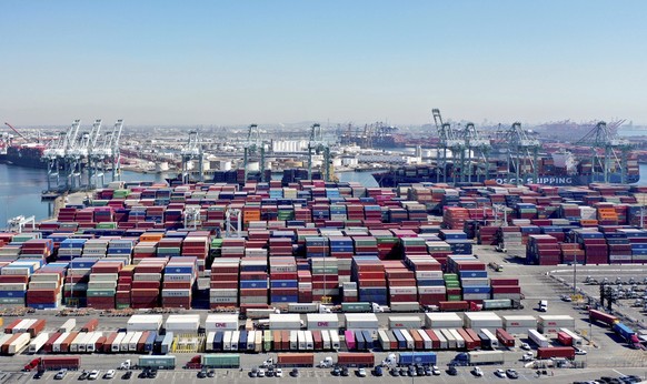 Des conteneurs s'empilent dans le port de Los Angeles.