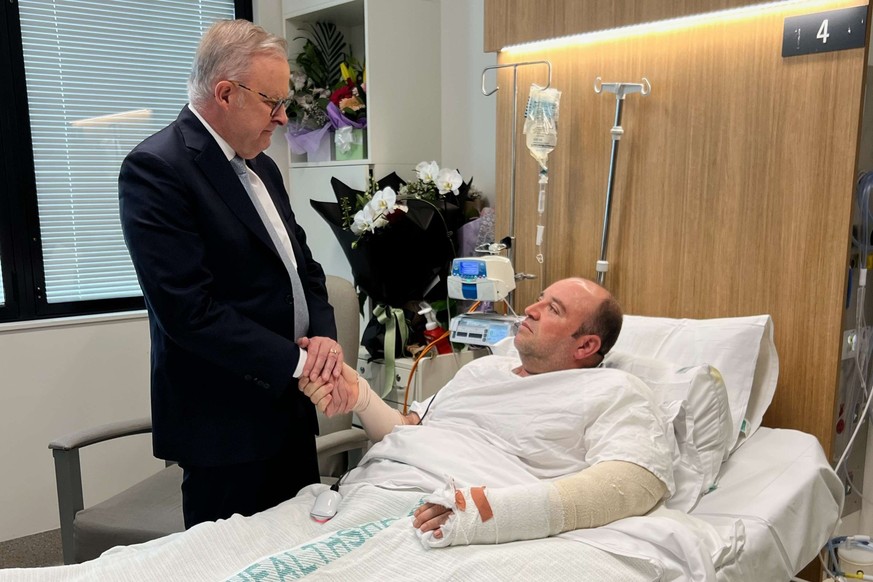 Le Premier ministre australien Anthony Albanese rencontre Ahmed al Ahmed à l'hôpital St George de Sydney, mardi 16 décembre.