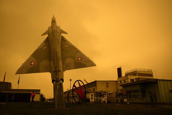 epaselect epa09826315 A former Swiss Air Force jet fighter Mirage 2000 manufactured by Dassault Aviation is placed on display in front of the entrance of the Swiss Army at Payerne Air Base as Sahara s ...