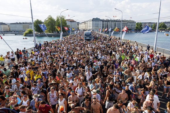 Le pont du Mont-Blanc lors de l'édition 2023 de la Lake Parade.