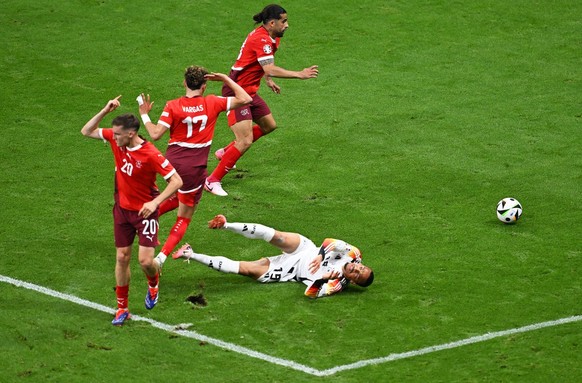 23.06.2024, Hessen, Frankfurt/Main: Fußball, UEFA Euro 2024, EM, Schweiz - Deutschland, Vorrunde, Gruppe A, Spieltag 3, Frankfurt Arena, Deutschlands Leroy Sane (r) reagiert neben den Schweizer Spiele ...